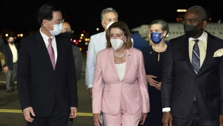 China afirma que "EE.UU. debe pagar un precio por la visita de Pelosi a Taiwán"
