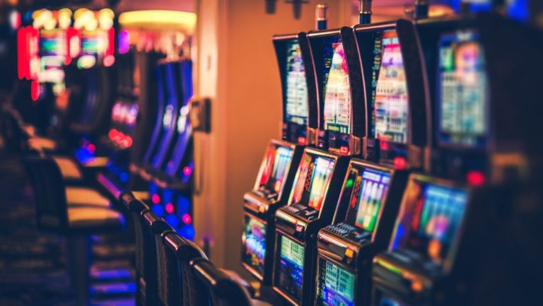 Descubren cámaras de vigilancia ocultas en el baño de mujeres en un casino de México