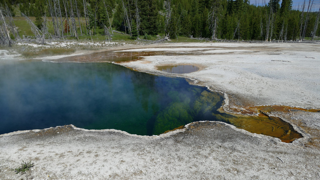 Encuentran un pie humano flotando en una fuente geotérmica de Yellowstone