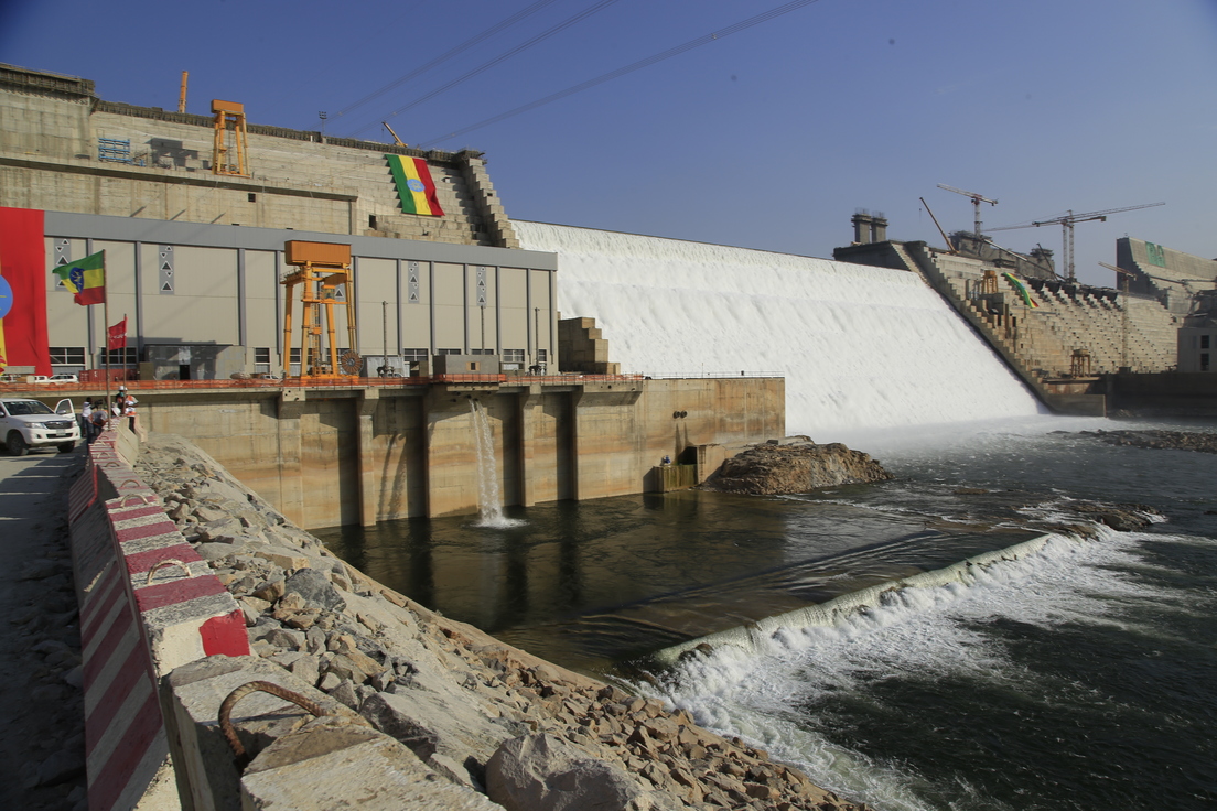 Ponen en marcha la segunda turbina de la mayor presa de África mientras Egipto alerta de grietas en la fachada