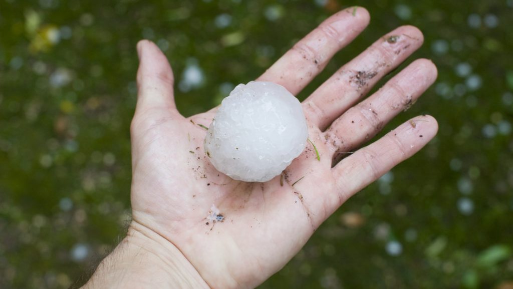 Una bebé de 20 meses muere en España por el impacto de una bola de hielo durante una fuerte granizada