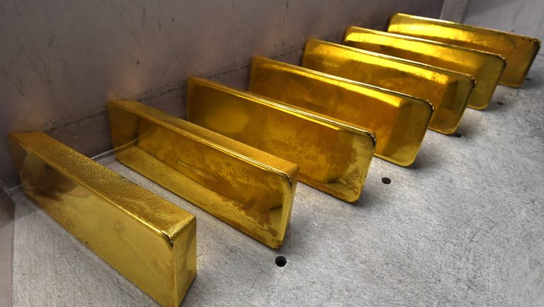 Arrestan en India a un hombre que llevó más de un kilogramo de oro dentro de su estómago