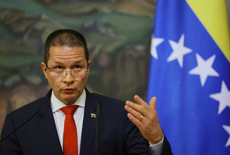 Caracas estima que la Administración Biden podría "enrumbar" las conversaciones tras los comicios