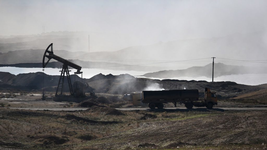 China acusa a EE.UU. de robar petróleo de Siria
