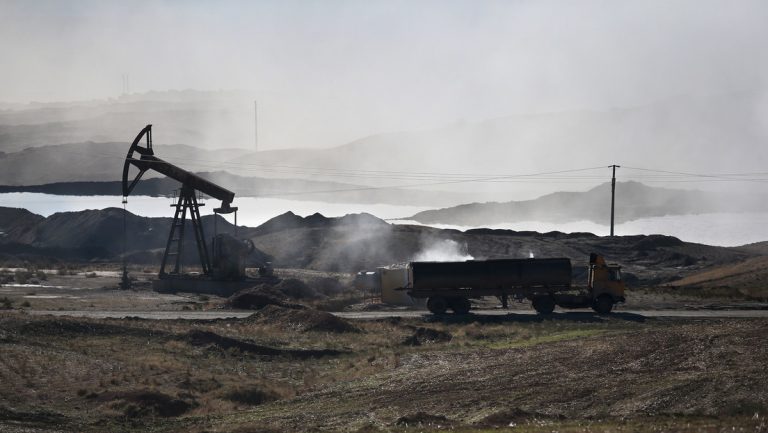 China acusa a EE.UU. de robar petróleo de Siria