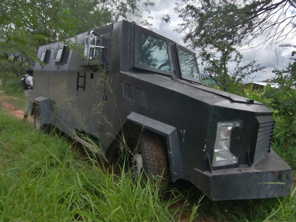 Descubren un 'monstruo' blindado abandonado en una carretera del norte de México