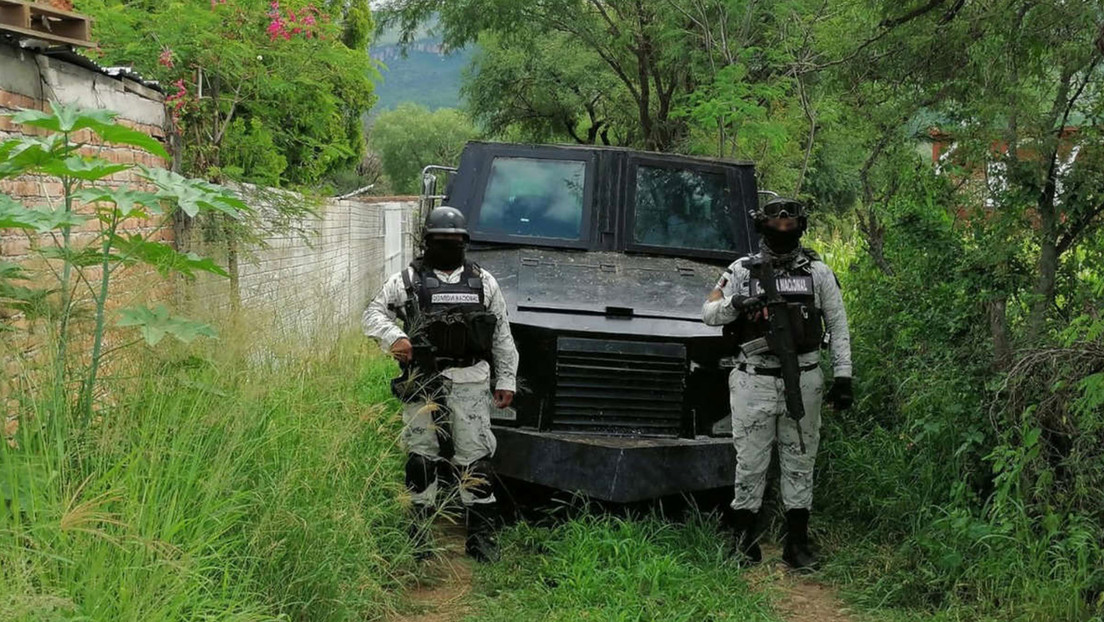 Descubren un 'monstruo' blindado abandonado en una carretera del norte de México
