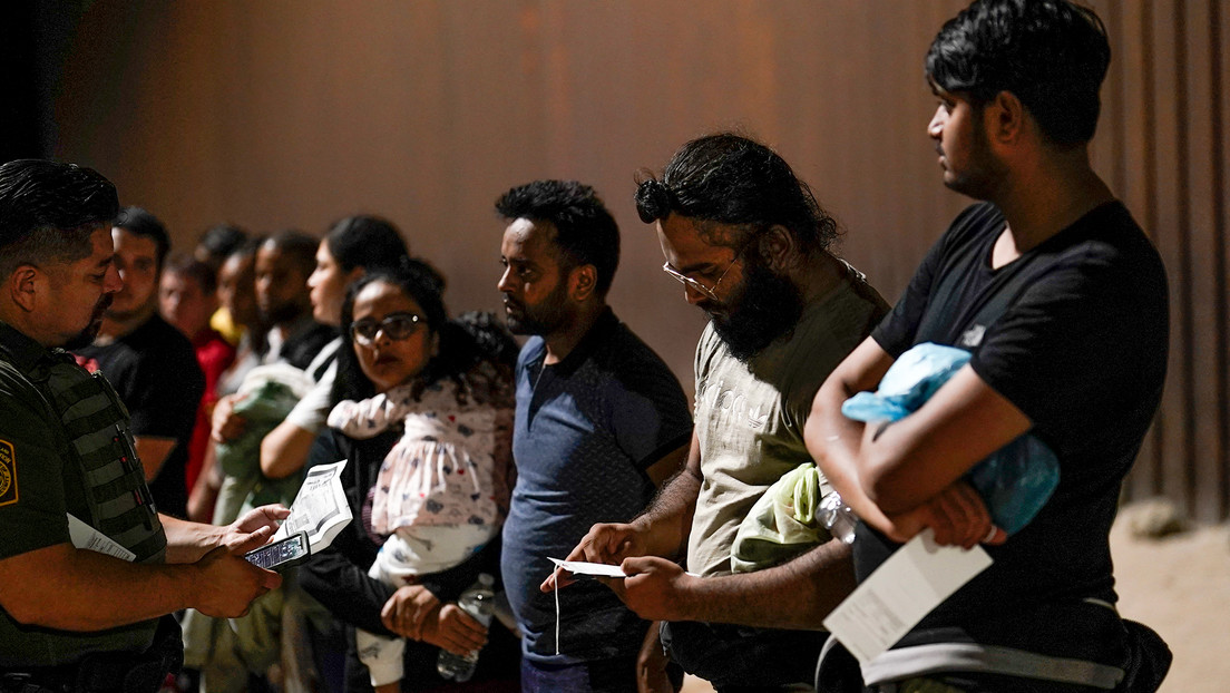 Desmantelan en EE.UU. una red que transportaba migrantes en maletas y cajas por la frontera con México
