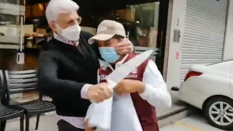 El padre de un alcalde mexicano ataca a un funcionario público por el cierre de su local