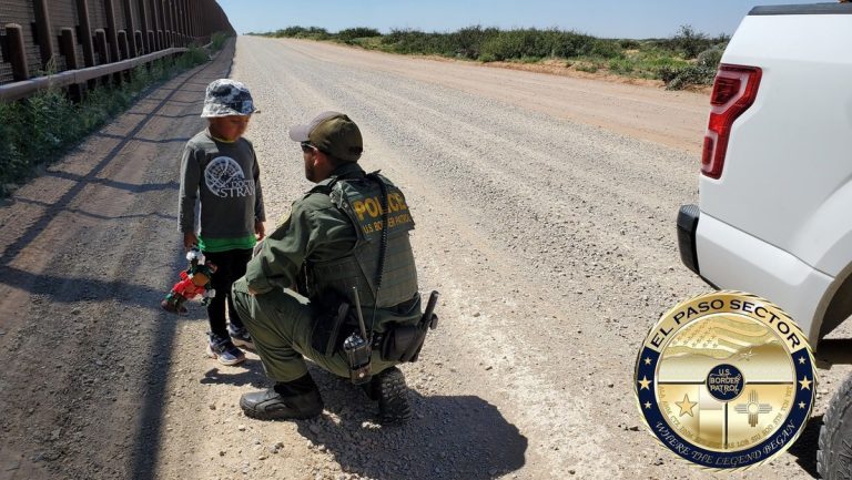 Encuentran a un niño ecuatoriano de 4 años abandonado en la frontera entre EE.UU. y México