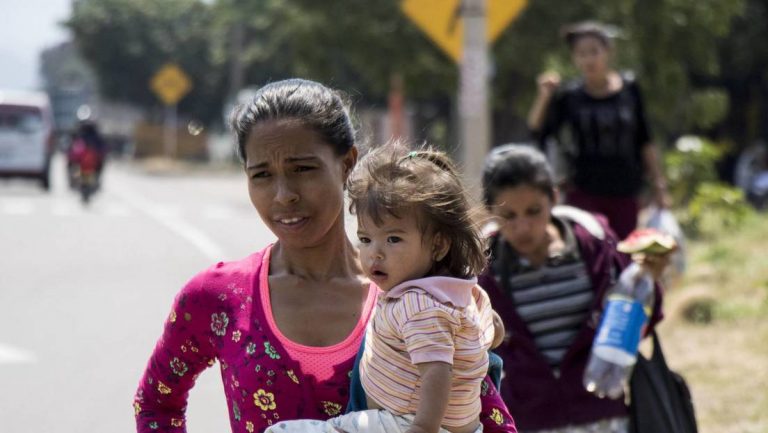 Envían a una base militar a migrantes trasladados a una isla de Massachusetts