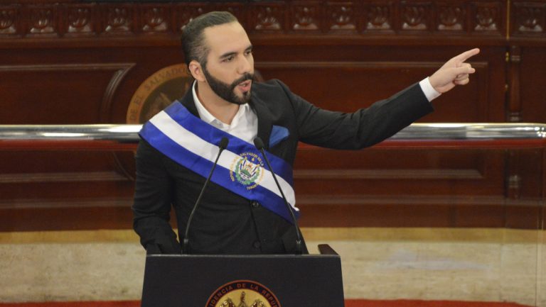 La respuesta de Bukele a los 21 expresidentes que critican su posible reelección