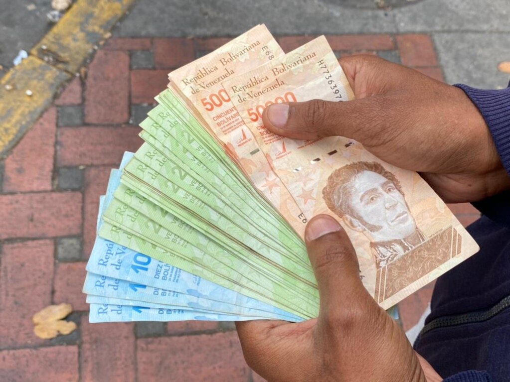 ¿Qué es el “dólar buhonero”, que reapareció en algunos mercados populares de Venezuela?