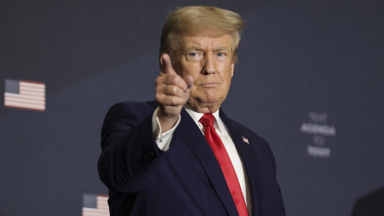 Trump amenaza con "grandes problemas" en EE.UU. si es acusado por desclasificación de documentos