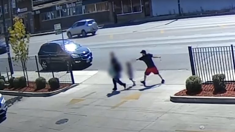 Un hombre ofrece dinero a una madre por su hija de 5 años y luego intenta raptarla a plena luz del día