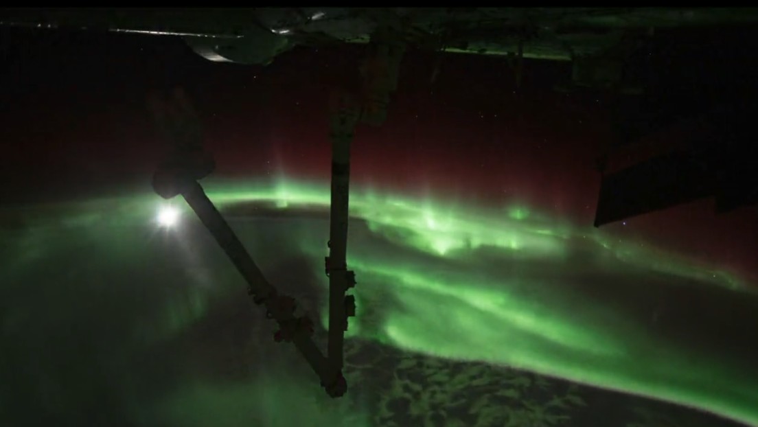 Un increíble 'timelapse' muestra una colorida aurora sobre el océano Índico desde el espacio