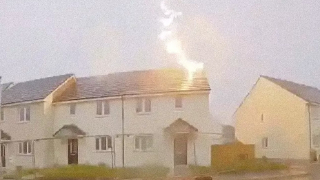 Un rayo cae sobre una casa recién construida en el Reino Unido