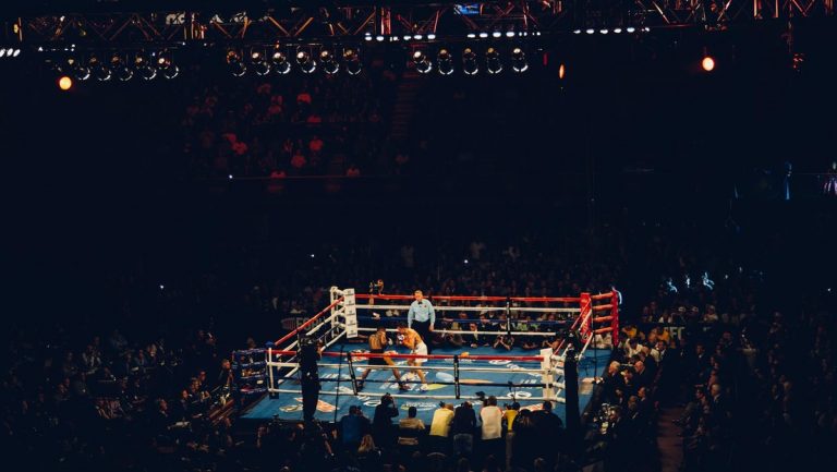 Un 'youtuber' firma un espectacular nocaut en un combate de boxeo
