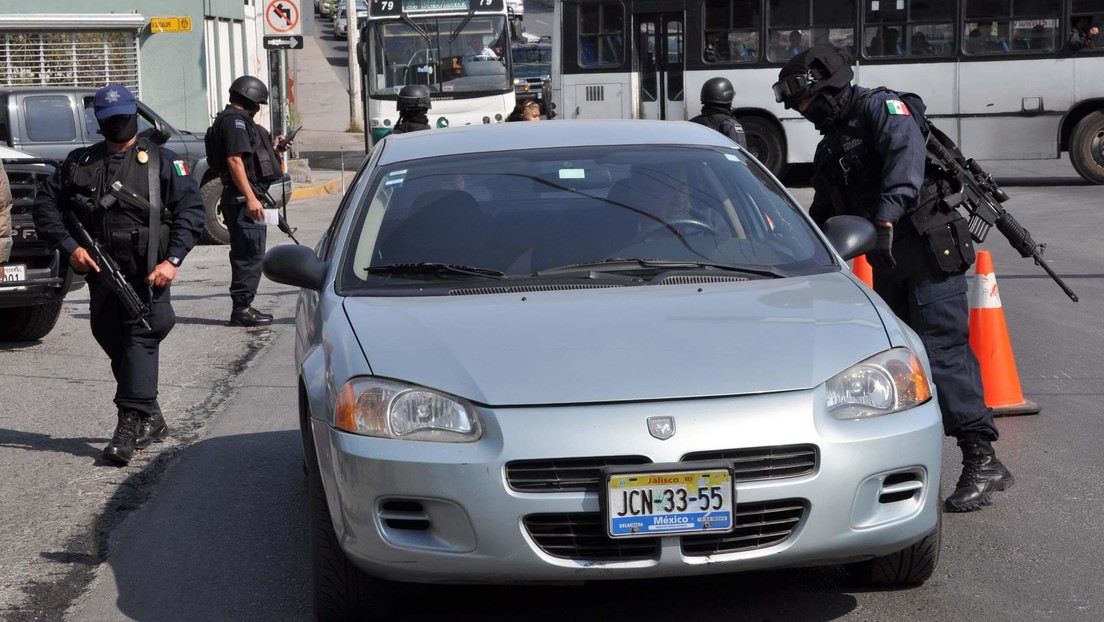 Captan en video a policías de México pateando a 2 personas detenidas Captan en video a policías de México pateando a 2 personas detenidas