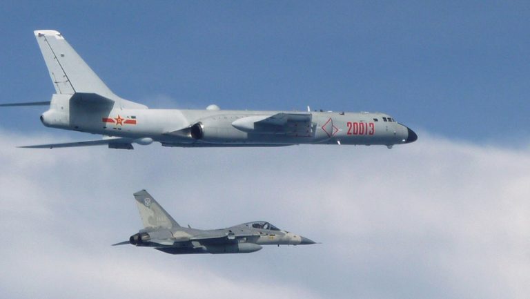 Cazas surcoreanos despegan tras detectarse 12 aviones militares del Norte
