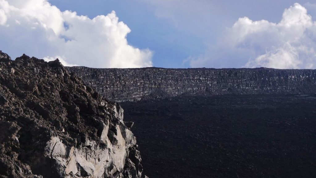 Cierran el acceso a la cumbre del volcán más grande del mundo por el aumento de la actividad sísmica