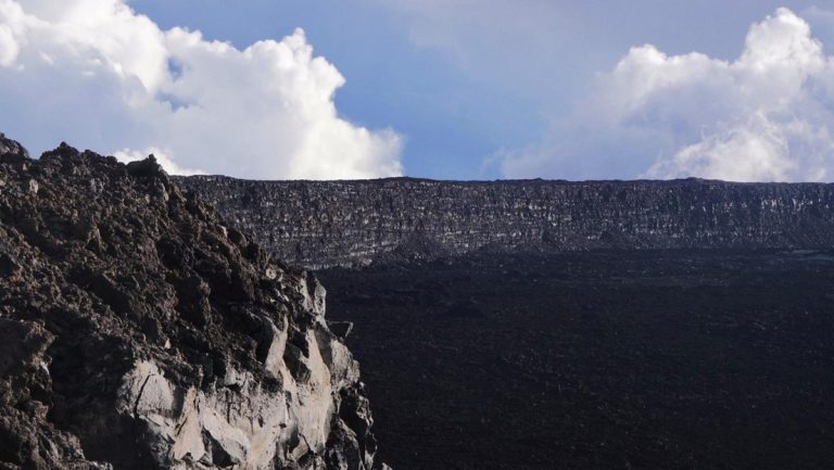 Cierran el acceso a la cumbre del volcán más grande del mundo por el aumento de la actividad sísmica