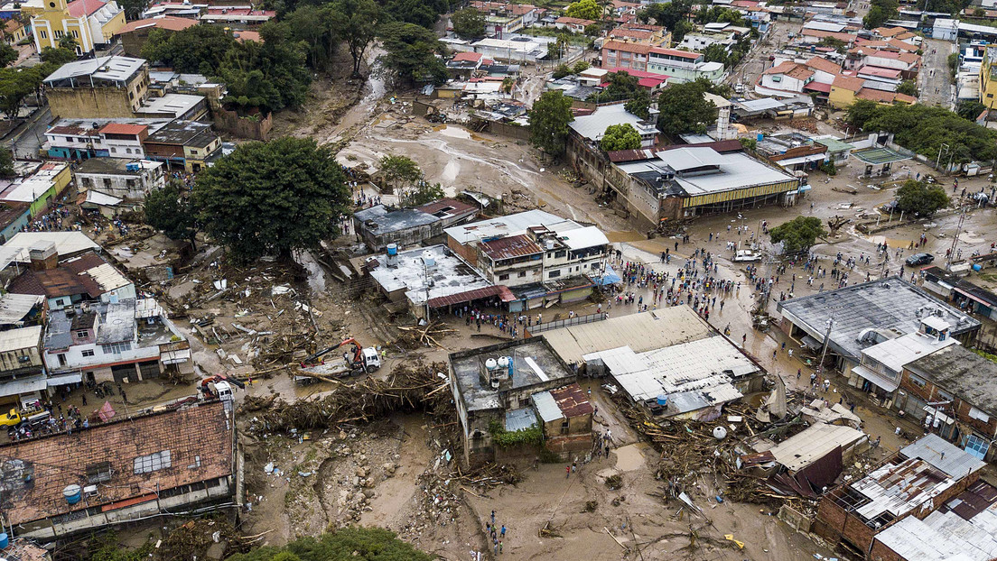 Decretan zona de desastre una ciudad venezolana tras la muerte de 22 personas y decenas de desaparecidos por deslave