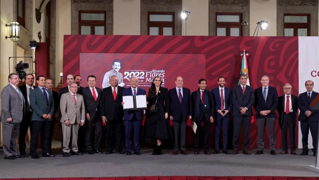 El Gobierno de México firma un acuerdo contra la inflación con empresarios que pone límite de precio a 24 productos