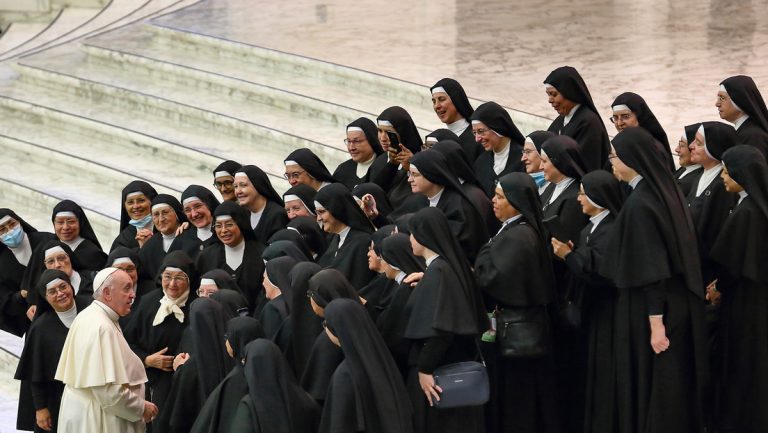 El papa Francisco admite que sacerdotes y monjas consumen pornografía