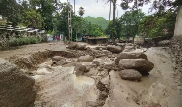 Fuertes lluvias desbordan un río y causan severos daños en el norte de Venezuela Fuertes lluvias desbordan un río y causan severos daños en el norte de Venezuela