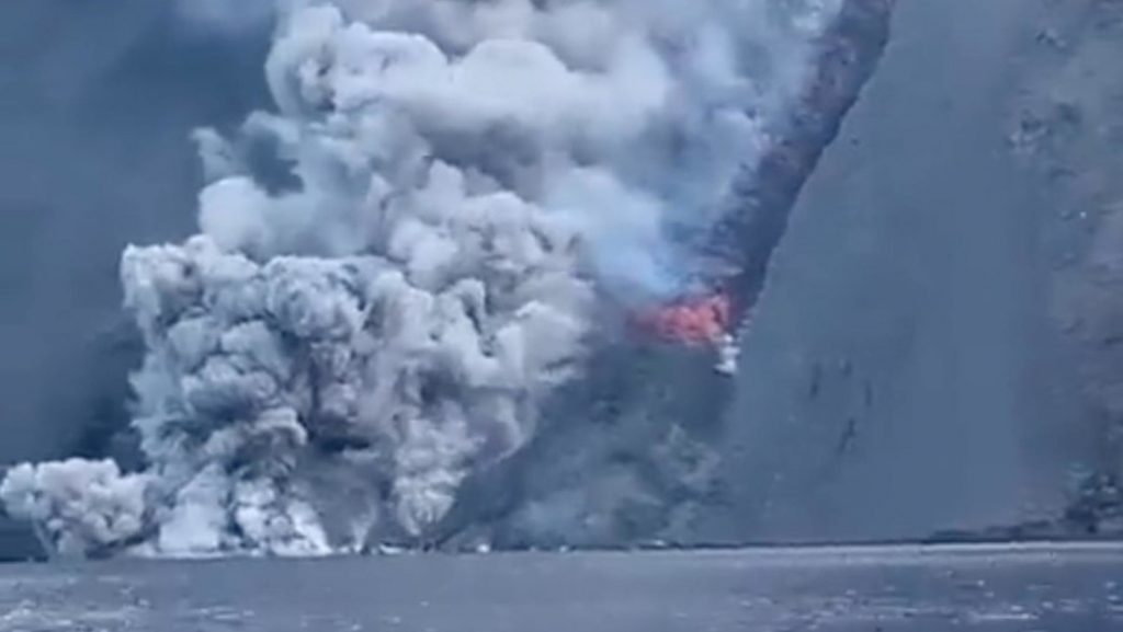 Impresionantes imágenes del volcán Estrómboli en Italia entrando en erupción