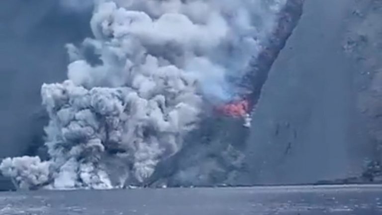 Impresionantes imágenes del volcán Estrómboli en Italia entrando en erupción