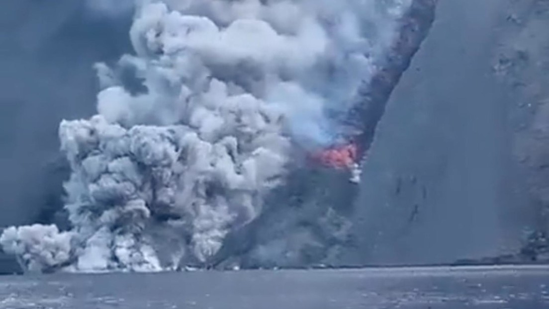 Impresionantes imágenes del volcán Estrómboli en Italia entrando en erupción Impresionantes imágenes del volcán Estrómboli en Italia entrando en erupción