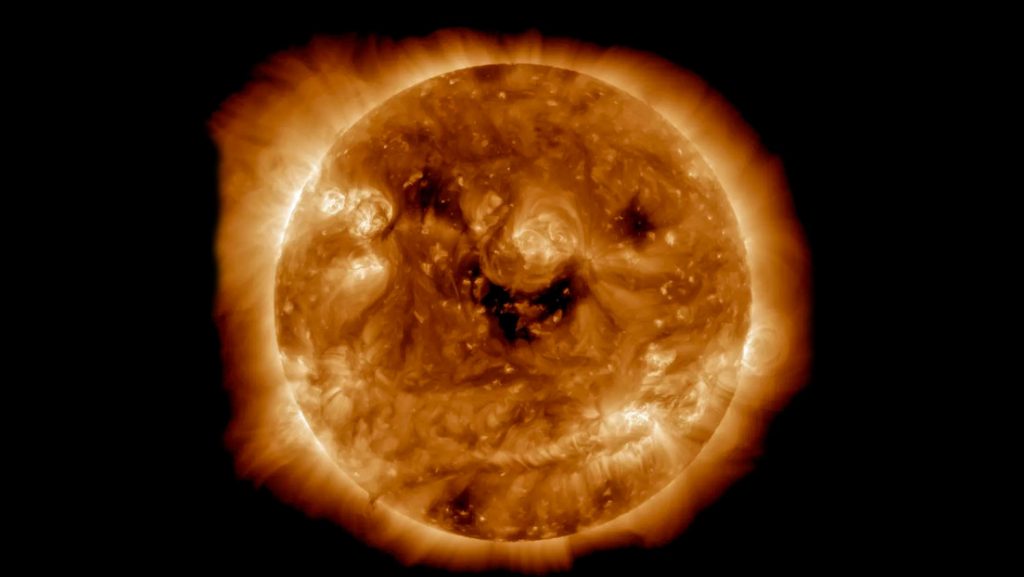 La NASA capta una sonrisa del Sol