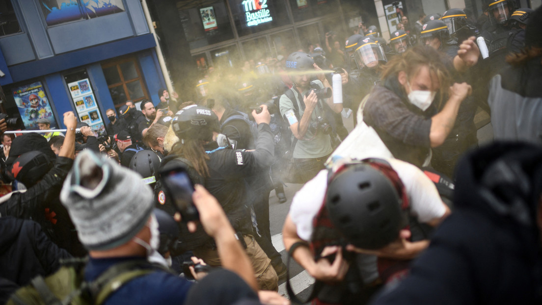 La Policía parisina usa gas lacrimógeno para dispersar una multitudinaria protesta antigubernamental