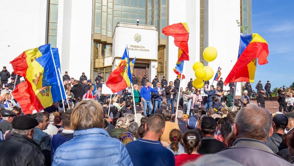 Multitudinaria protesta en la capital de Moldavia exigiendo la renuncia de la presidenta