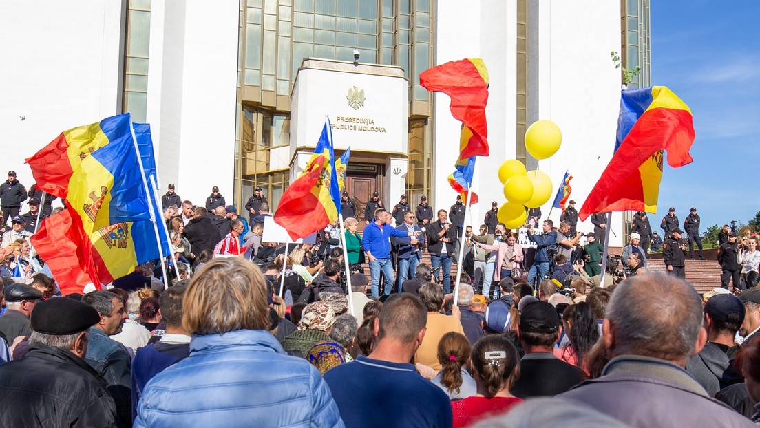 Multitudinaria protesta en la capital de Moldavia exigiendo la renuncia de la presidenta