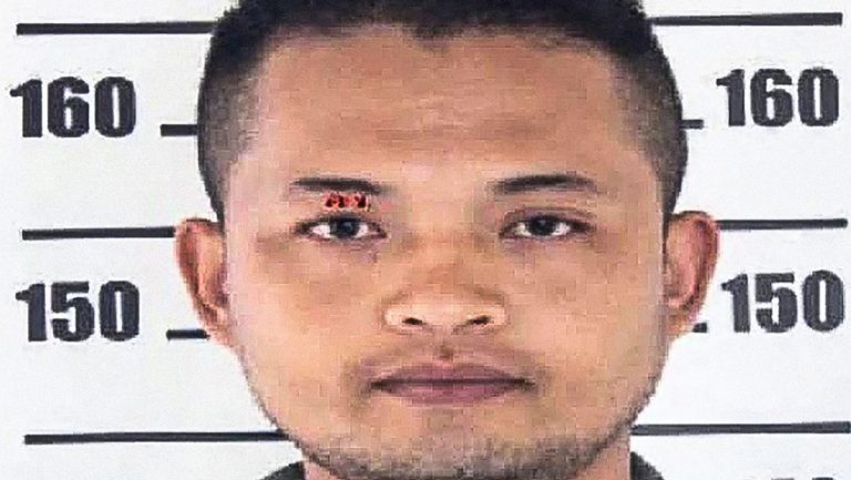 Un expolicía mata a tiros a 38 personas