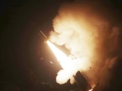 Un misil balístico surcoreano se estrella contra el suelo durante un simulacro con fuego real
