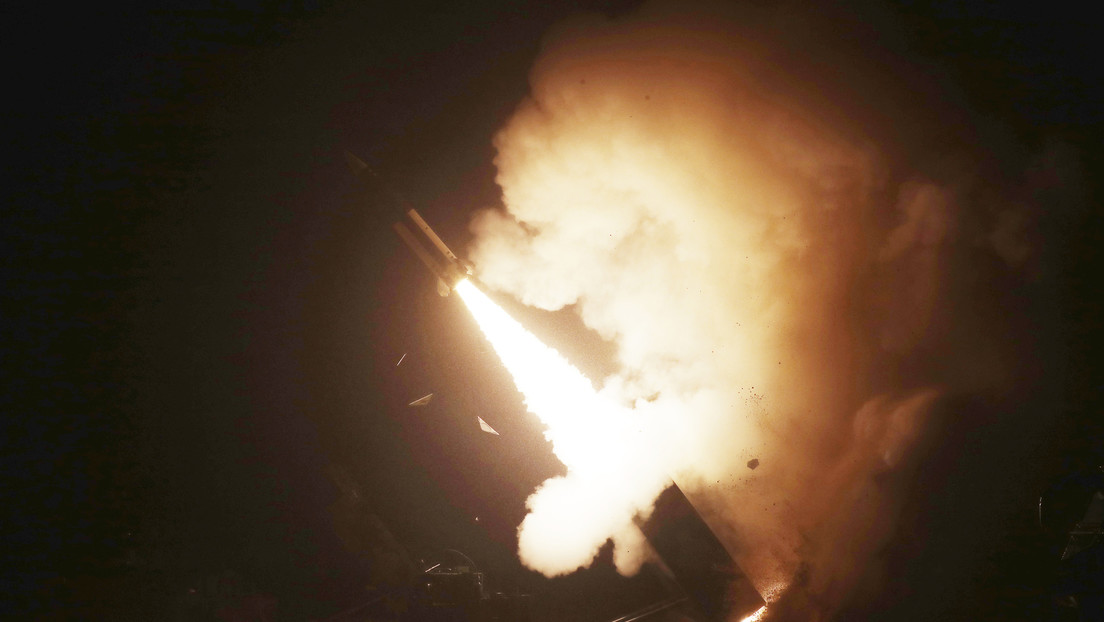 Un misil balístico surcoreano se estrella contra el suelo durante un simulacro con fuego real