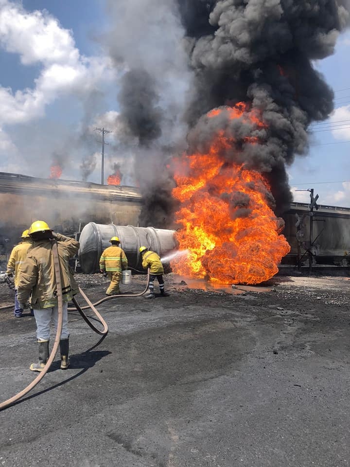 Una pipa de Pemex explota tras ser impactada por un tren Una pipa de Pemex explota tras ser impactada por un tren