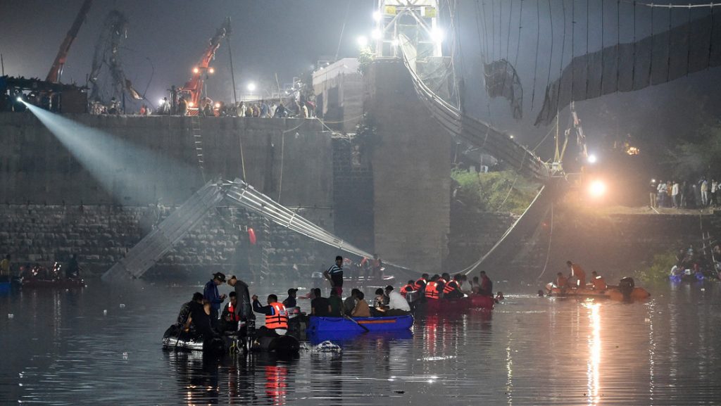 derrumbe de un puente colgante en la India