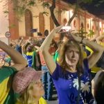Con celulares en la cabeza, bolsonaristas piden ayuda a extraterrestres tras la victoria de Lula