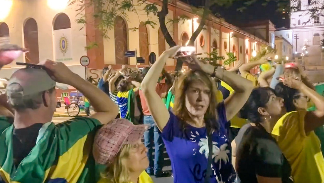 Con celulares en la cabeza, bolsonaristas piden ayuda a extraterrestres tras la victoria de Lula