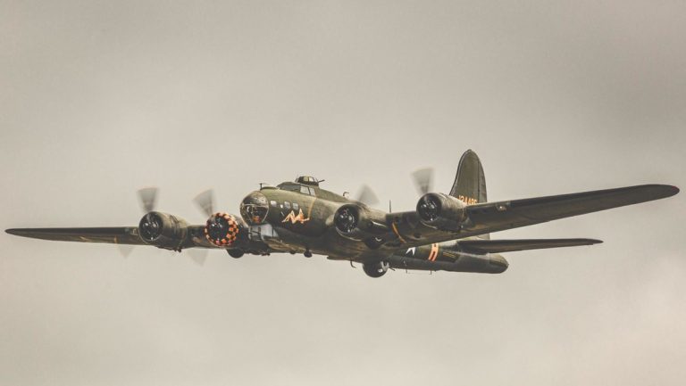 Dos aviones colisionan en el aire durante una exhibición en EE.UU.