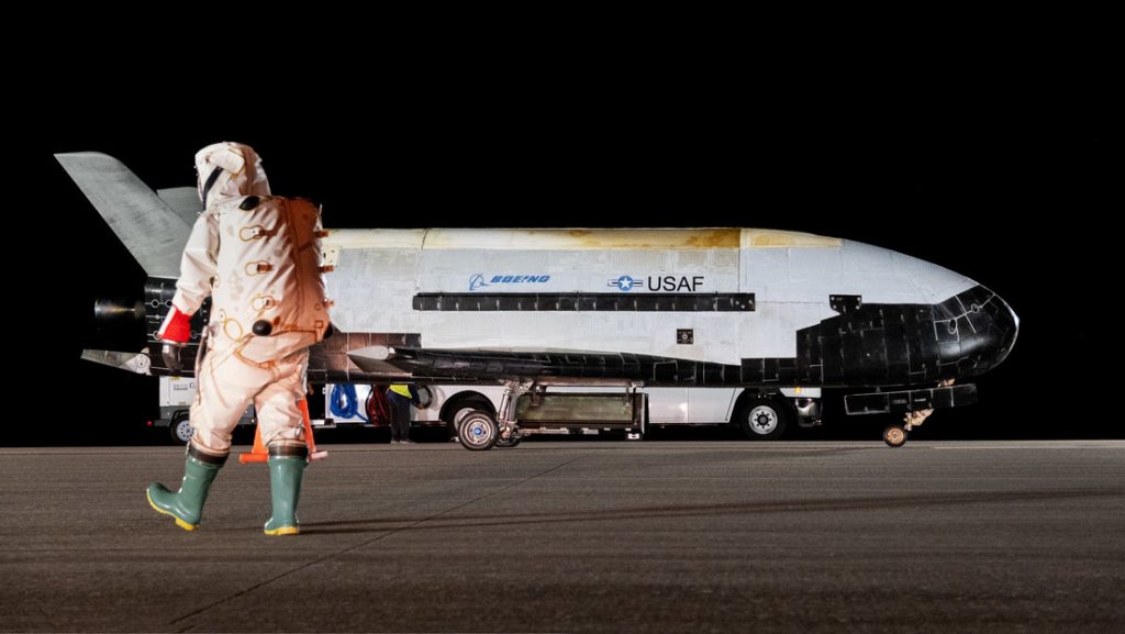 El misterioso dron espacial del Pentágono regresa a la Tierra tras establecer un récord en órbita