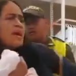El video de una mujer esposada con su hija en brazos por reclamar su liquidación indigna a Colombia