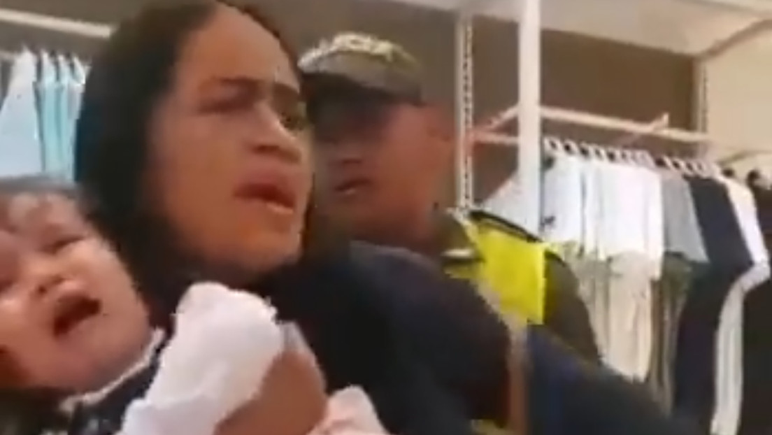 El video de una mujer esposada con su hija en brazos por reclamar su liquidación indigna a Colombia