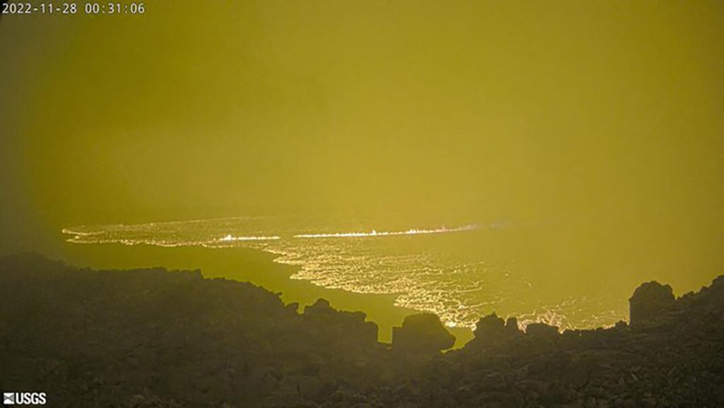 El volcán activo más grande del mundo entra en erupción