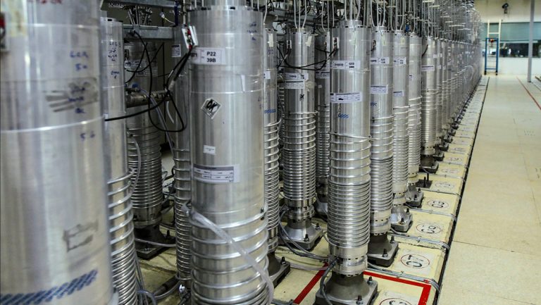 Irán comienza el enriquecimiento de uranio al 60 % en una planta nuclear subterránea